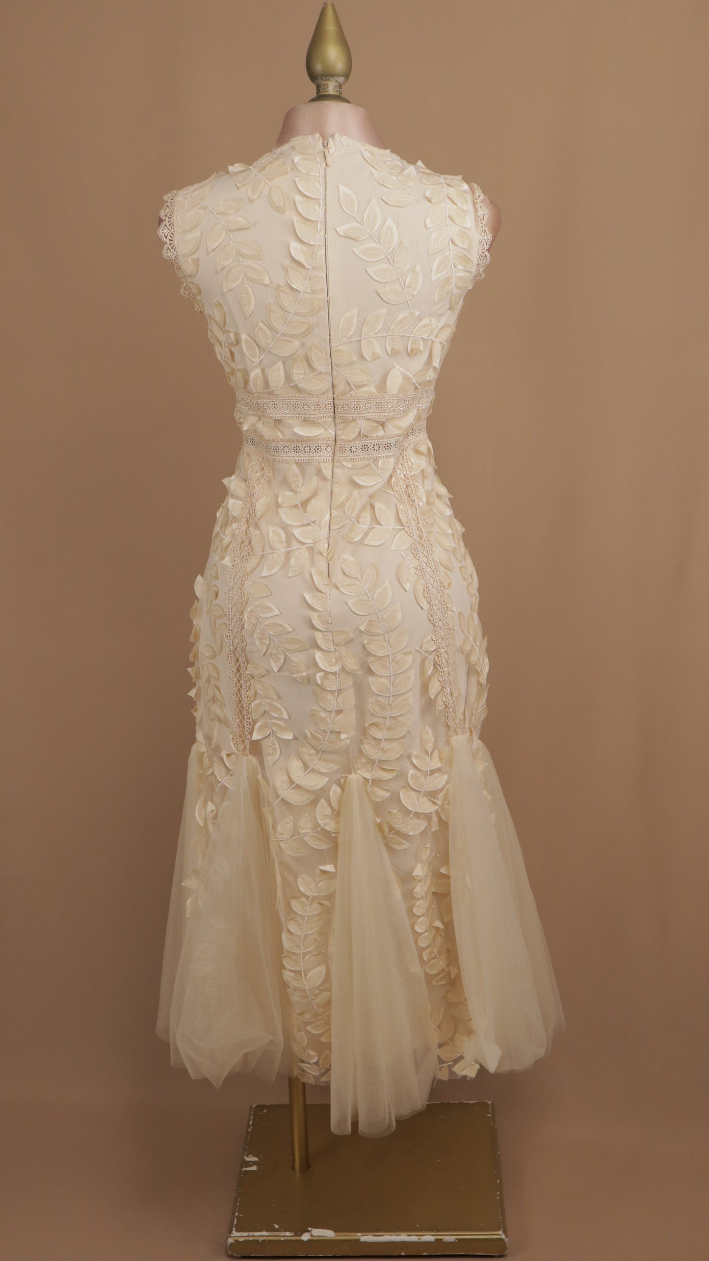 Vestido midi de tull con hojas en 3D