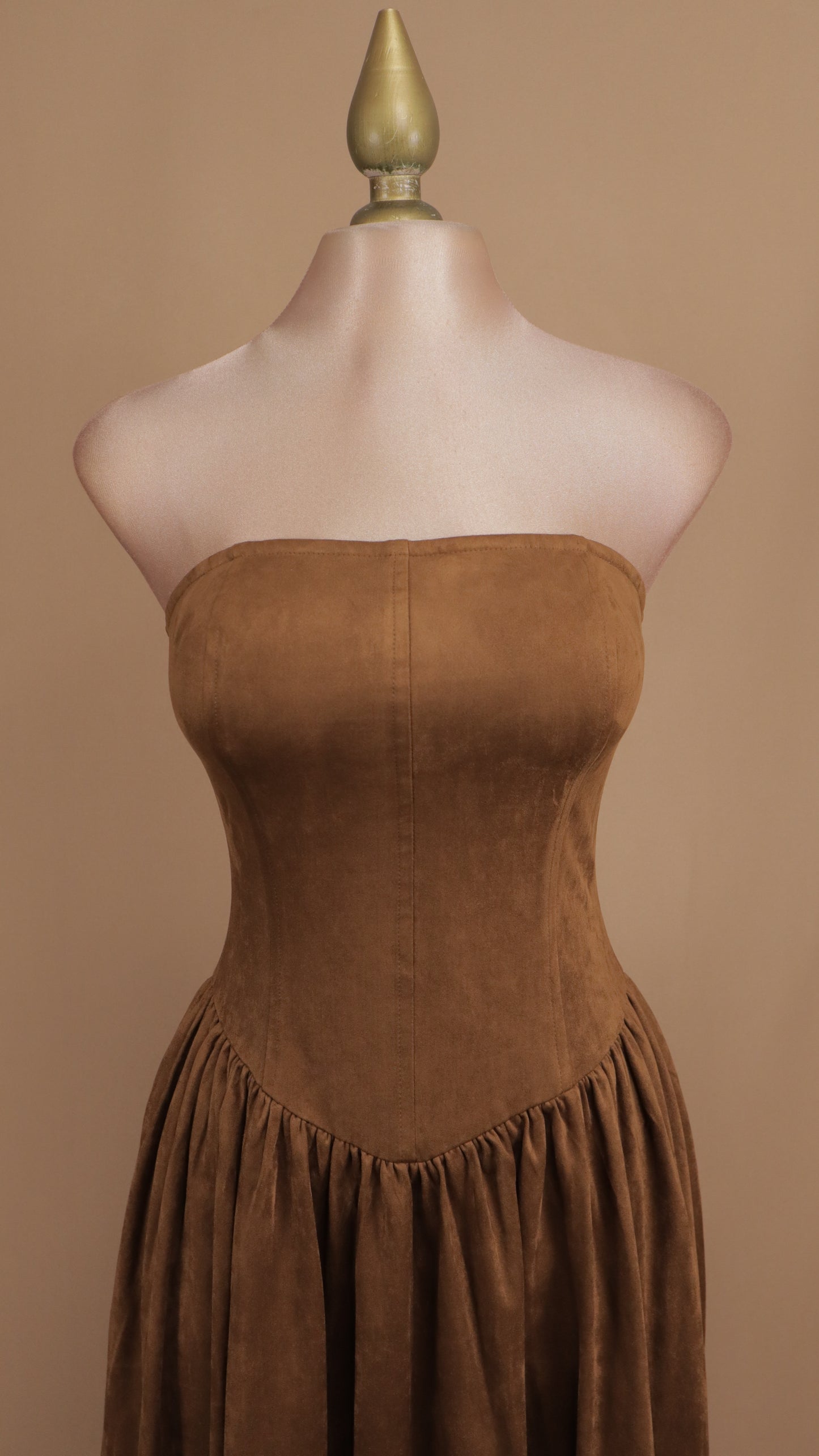 Vestido midi estraple con gamuza