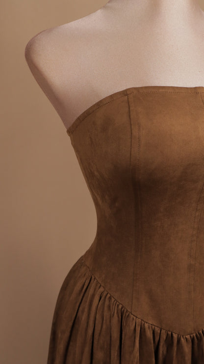 Vestido midi estraple con gamuza