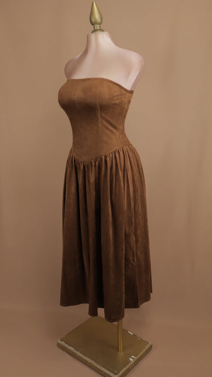 Vestido midi estraple con gamuza