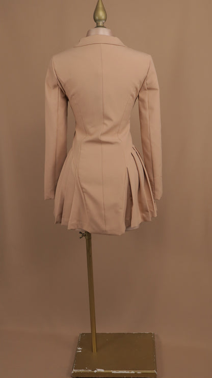 Vestido corto manga larga y pastelones