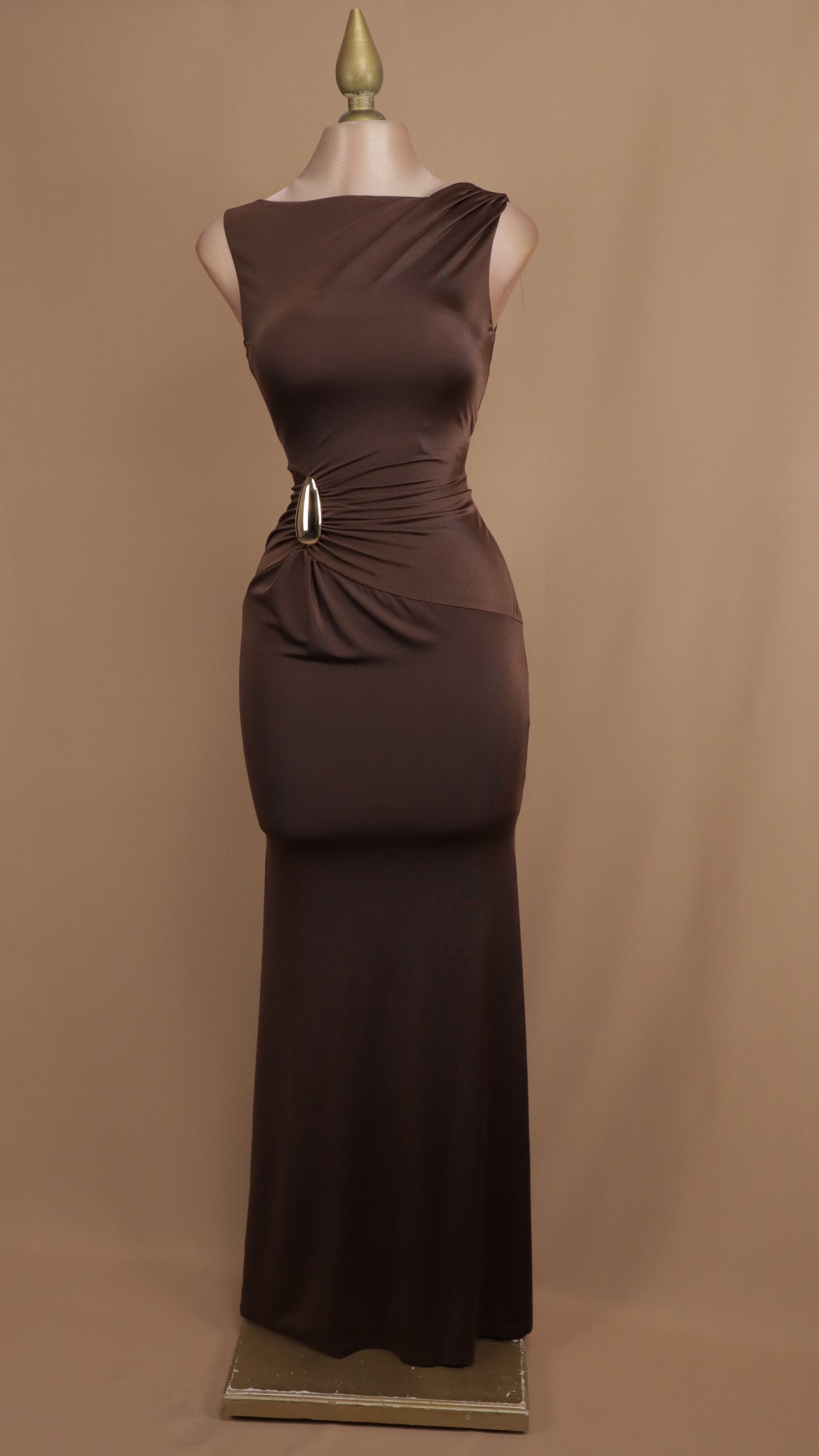 Vestido largo ajustado y resacado con plisado en cadera