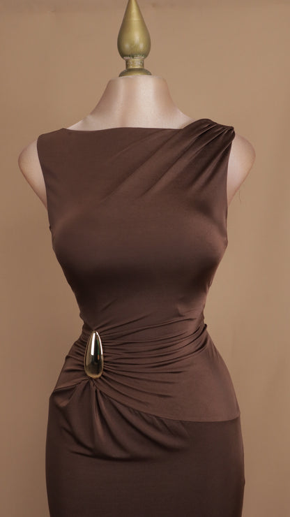 Vestido largo ajustado y resacado con plisado en cadera