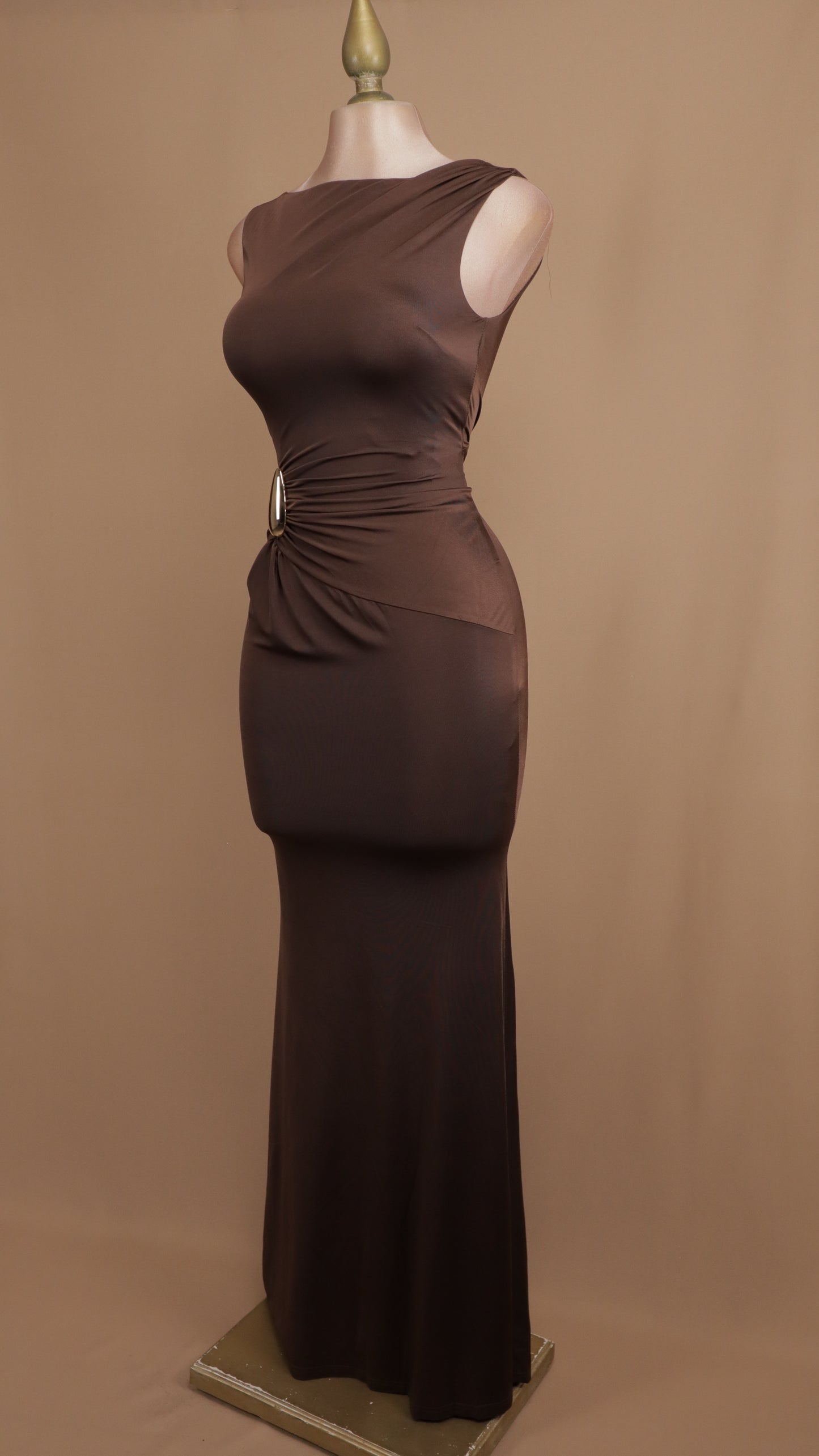 Vestido largo ajustado y resacado con plisado en cadera