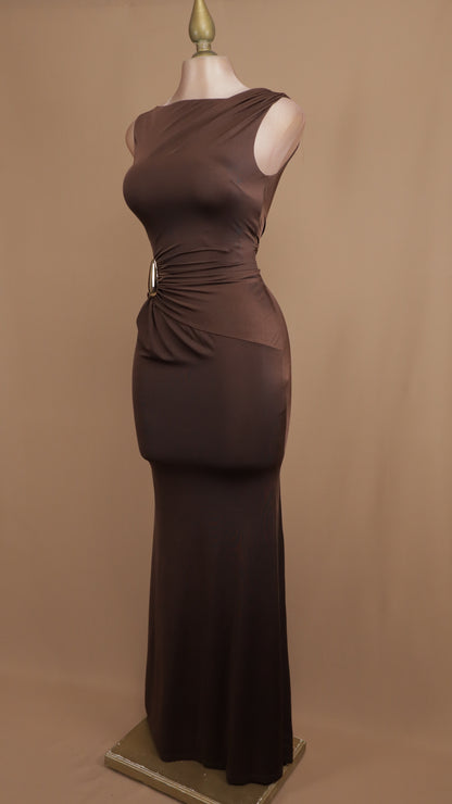 Vestido largo ajustado y resacado con plisado en cadera