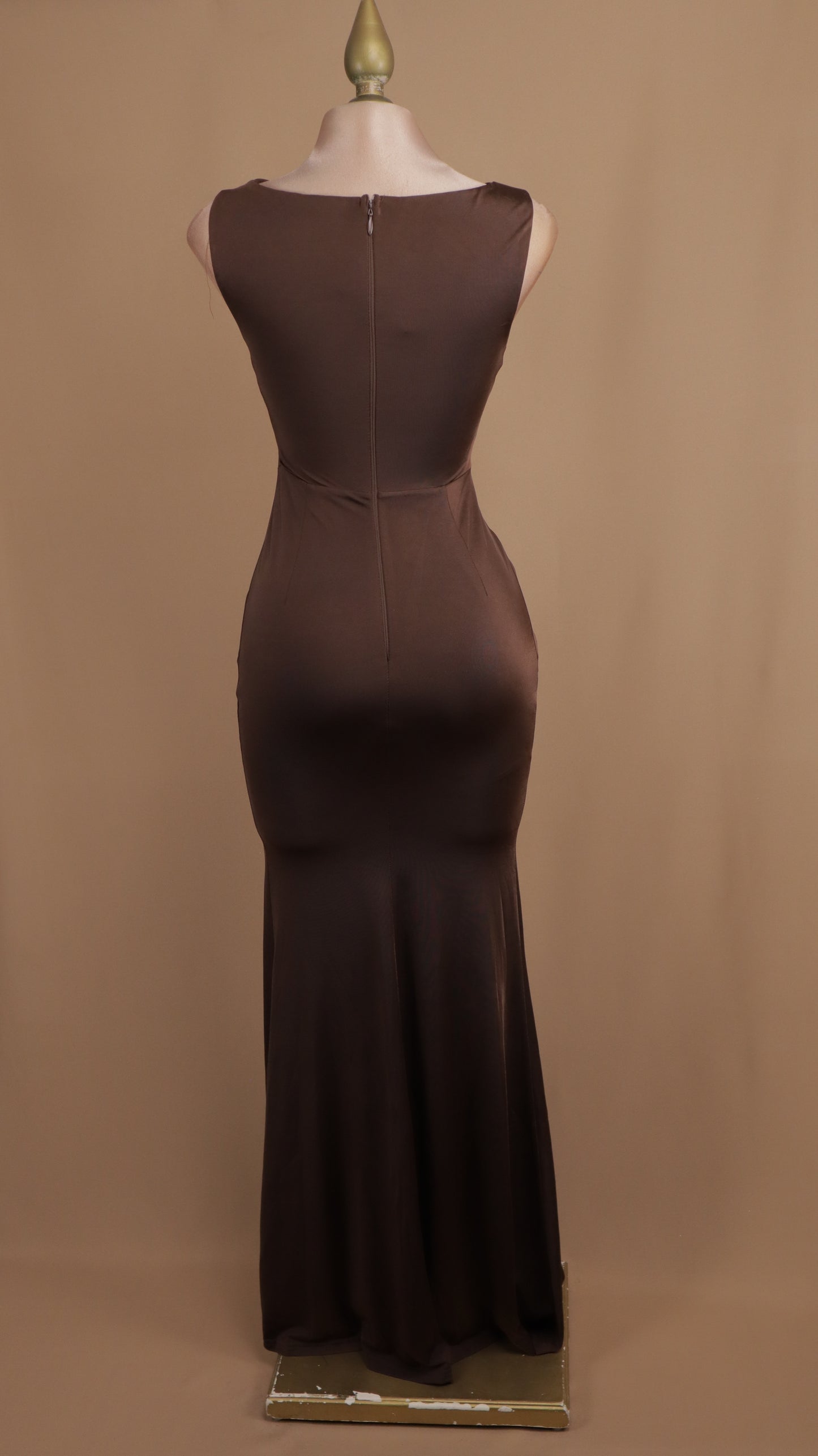 Vestido largo ajustado y resacado con plisado en cadera