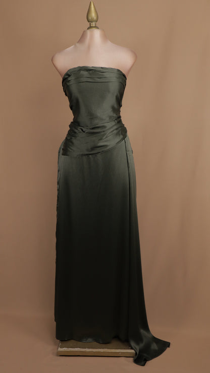 Vestido largo estraple con plisado y estola