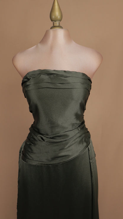 Vestido largo estraple con plisado y estola