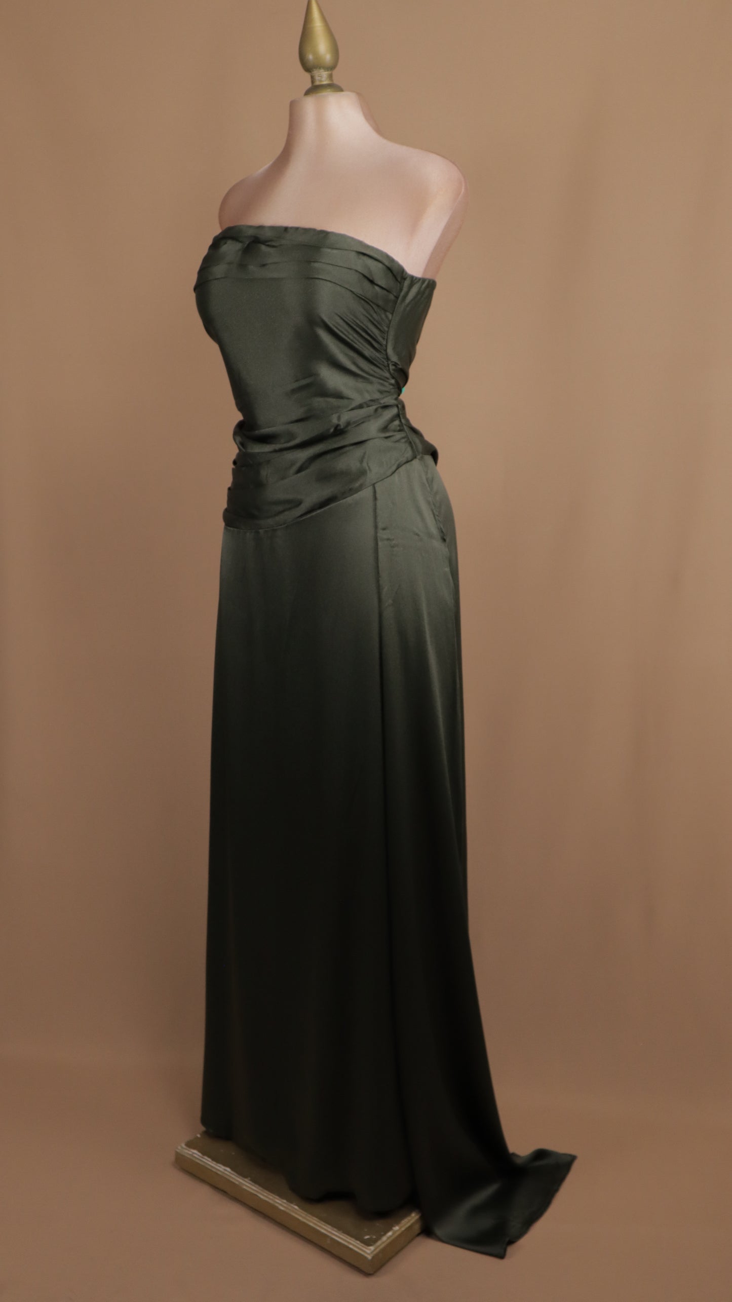 Vestido largo estraple con plisado y estola