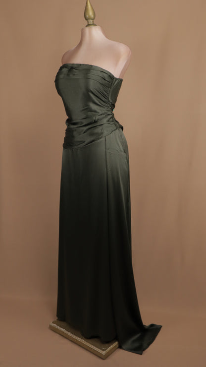 Vestido largo estraple con plisado y estola