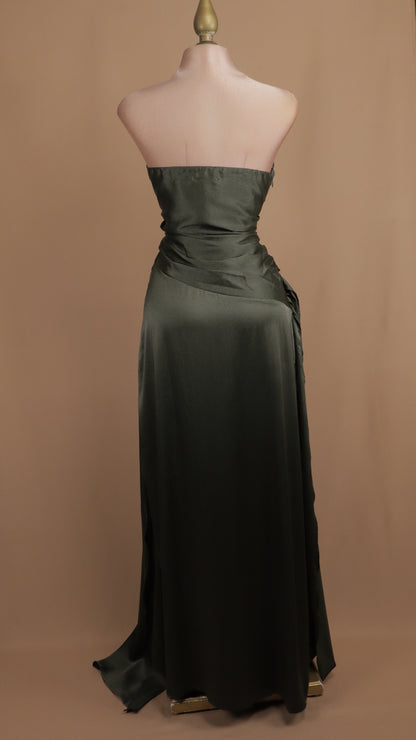 Vestido largo estraple con plisado y estola