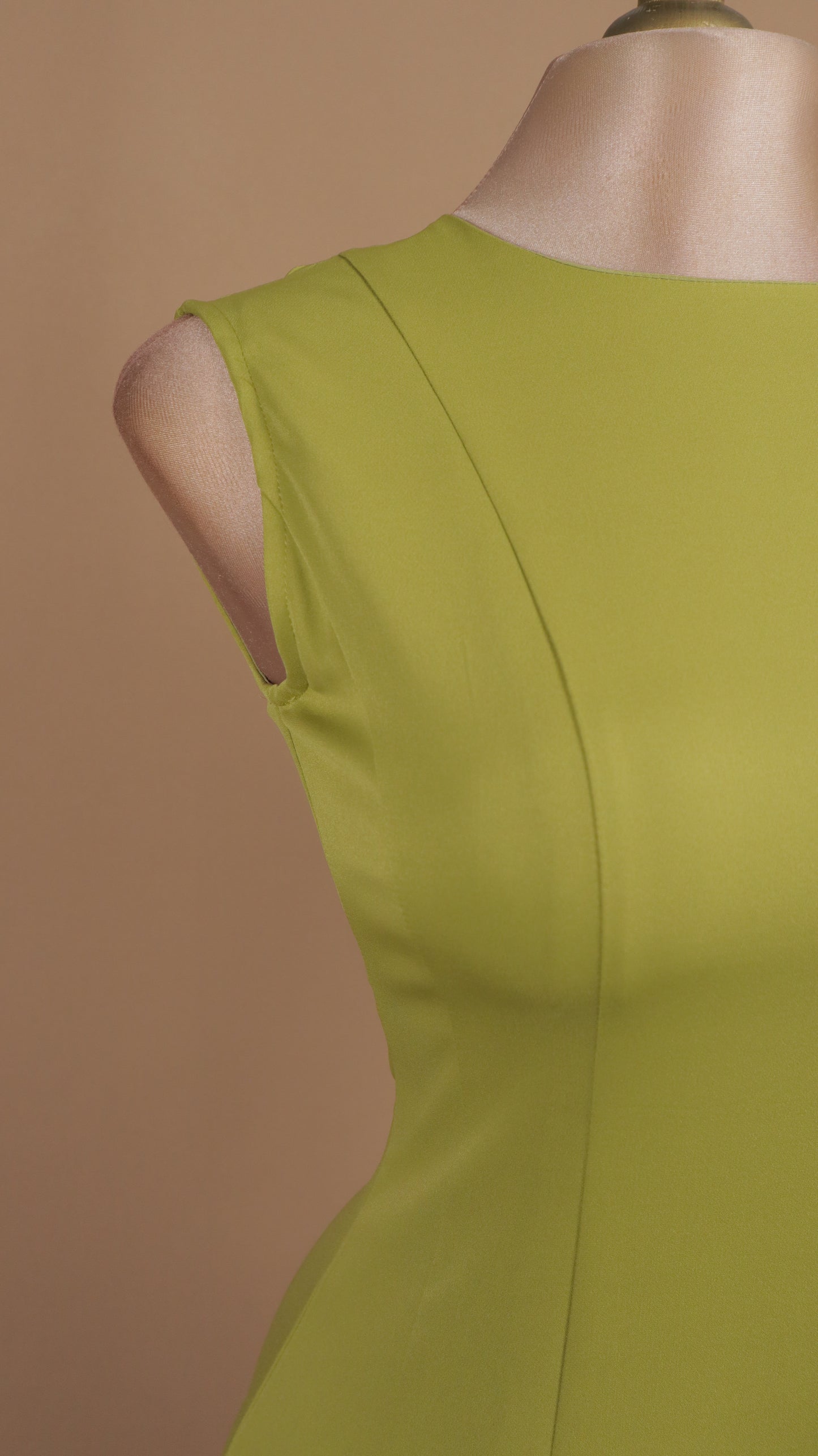 Vestido midi escote resacado