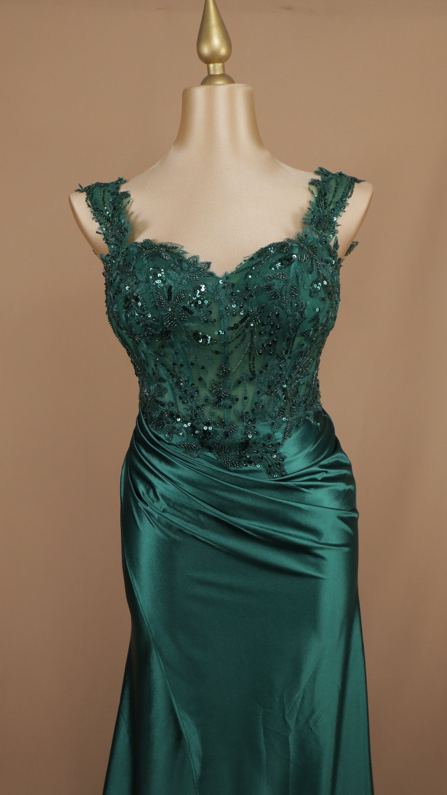 Vestido largo plus size con aplicación y corset