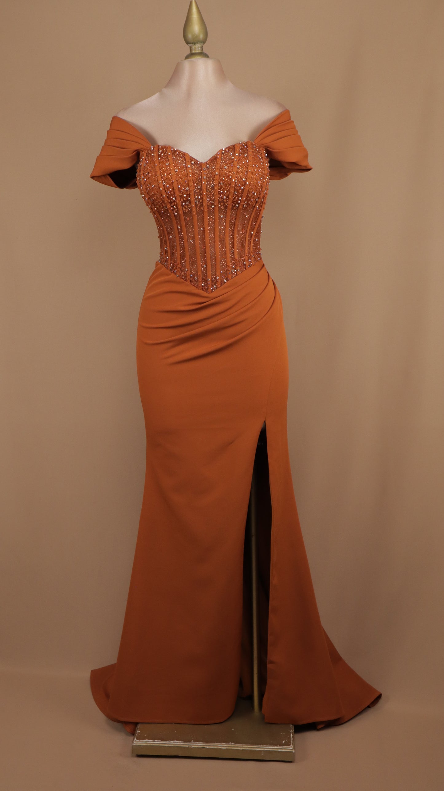 Vestido largo al hombro con aplicación y corte sirena