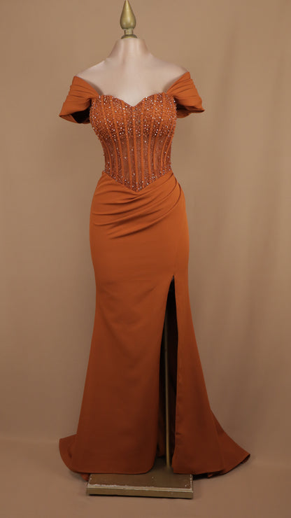 Vestido largo al hombro con aplicación y corte sirena