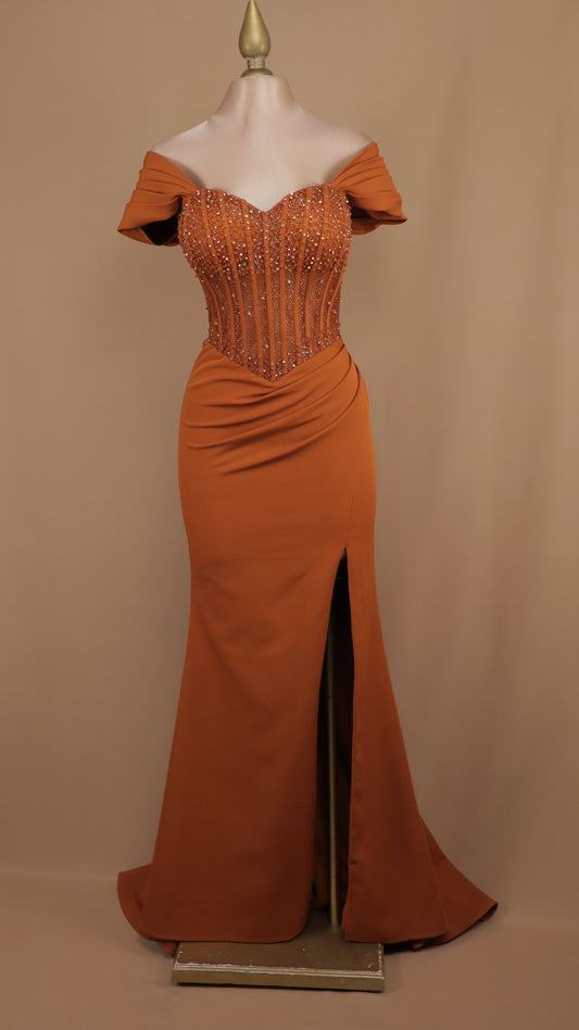 Vestido largo al hombro con aplicación y corte sirena