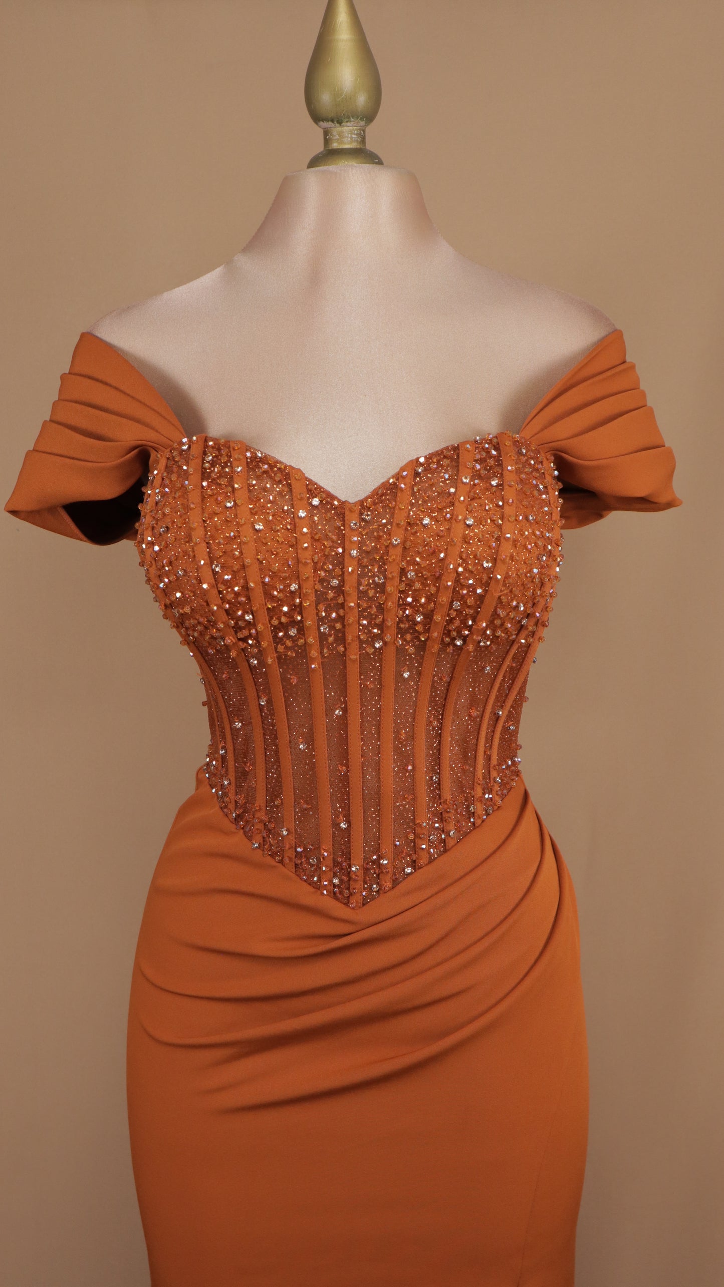 Vestido largo al hombro con aplicación y corte sirena