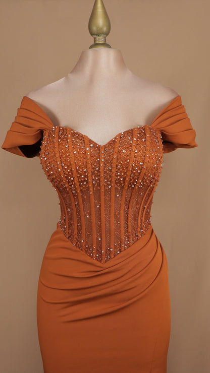 Vestido largo al hombro con aplicación y corte sirena