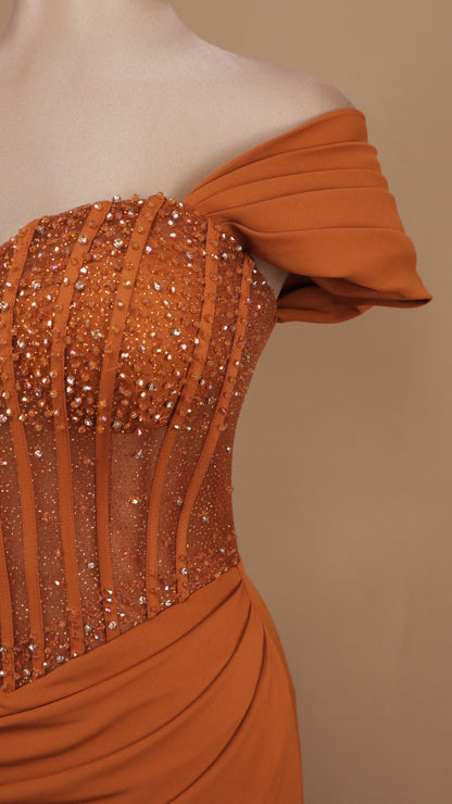 Vestido largo al hombro con aplicación y corte sirena