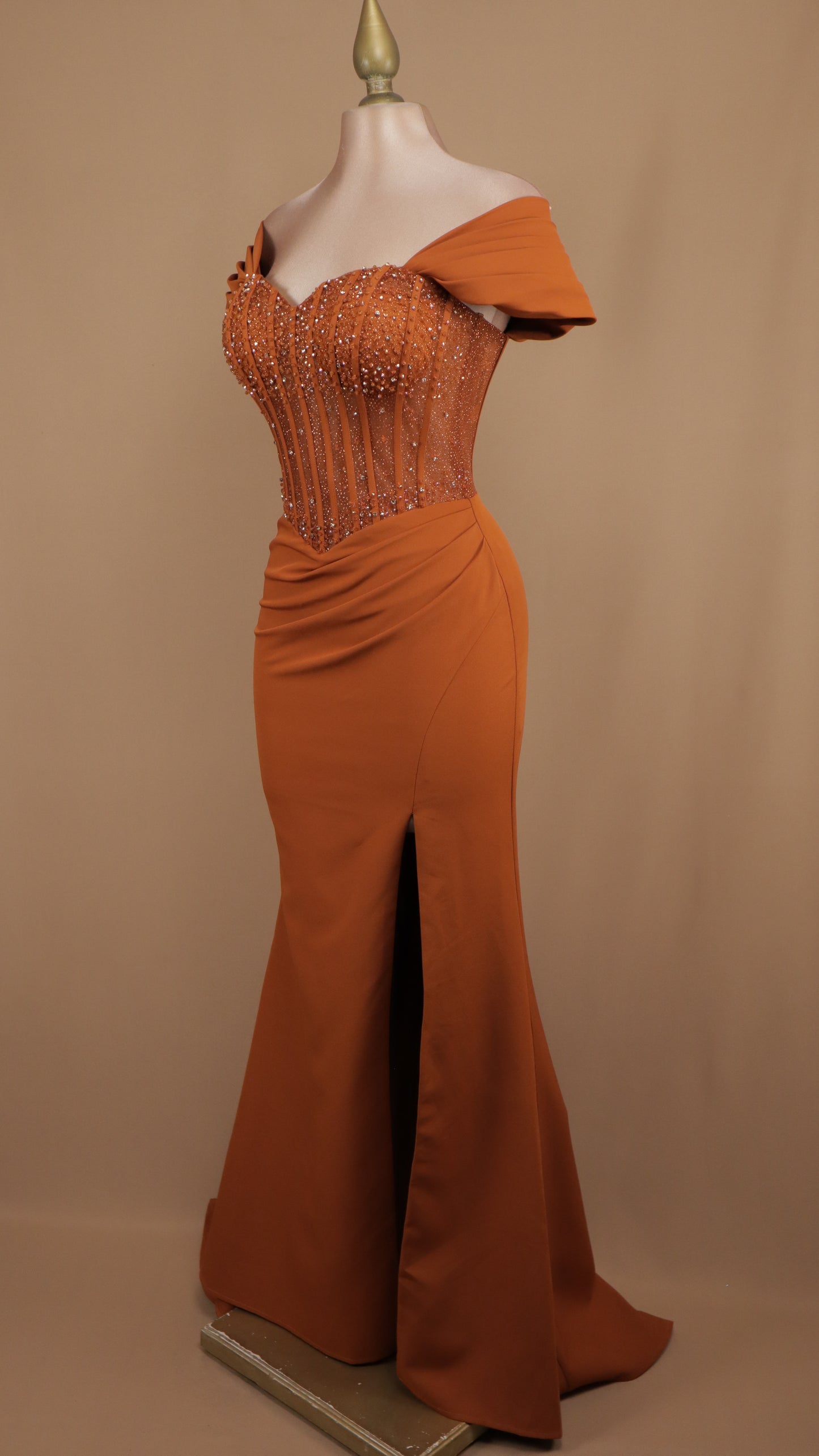 Vestido largo al hombro con aplicación y corte sirena