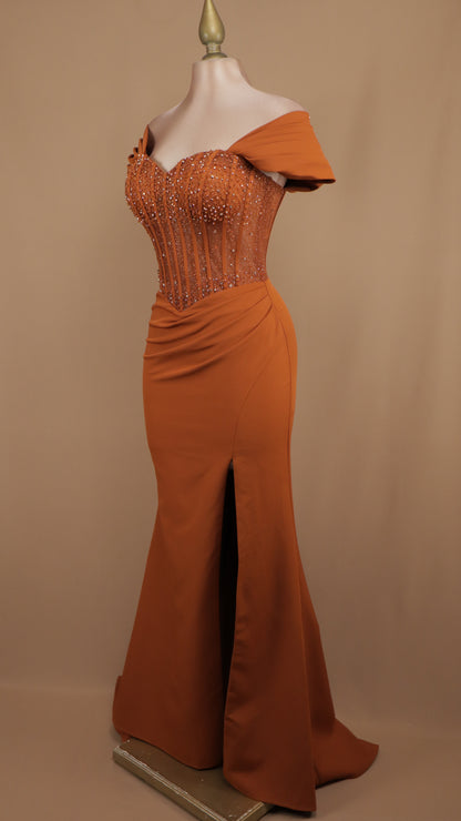 Vestido largo al hombro con aplicación y corte sirena