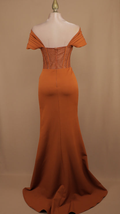 Vestido largo al hombro con aplicación y corte sirena