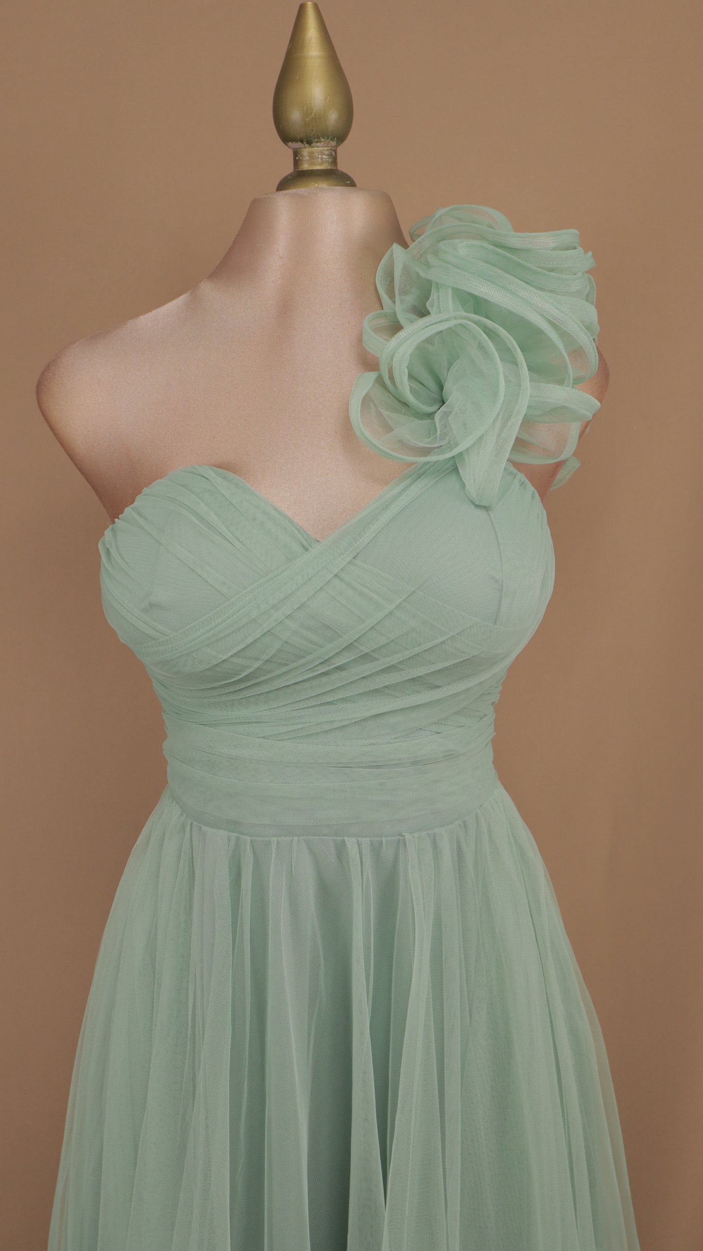Vestido largo de tul con escote corazón
