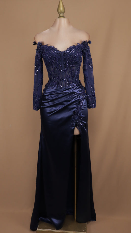 Vestido manga larga al hombro con aplicación en 3D y abertura en pierna