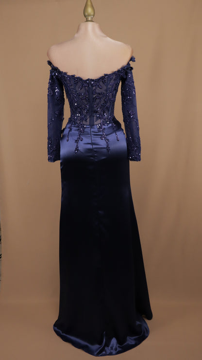 Vestido manga larga al hombro con aplicación en 3D y abertura en pierna