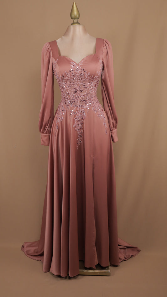 Vestido manga larga con aplicación y satinado