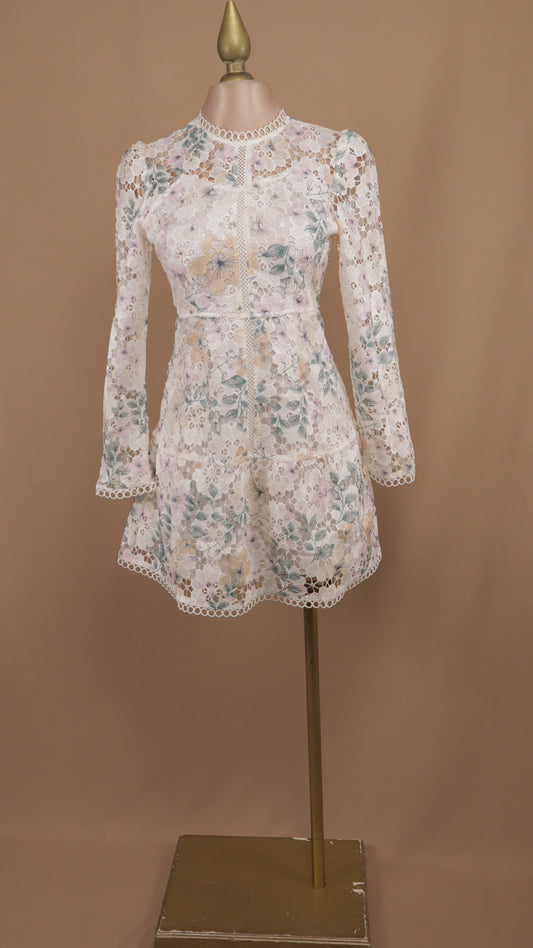 Vestido corto manga larga con encaje y estampado