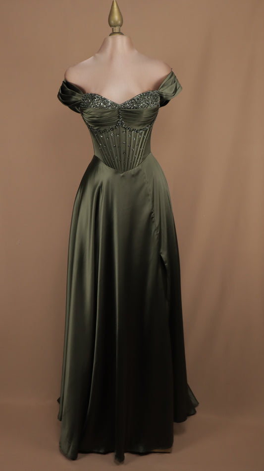 Vestido largo con aplicación y escote al hombro