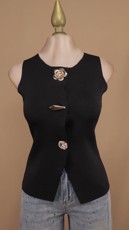 Blusa resacada con botones dorados