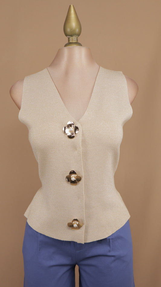 Blusa con botón de flor dorada