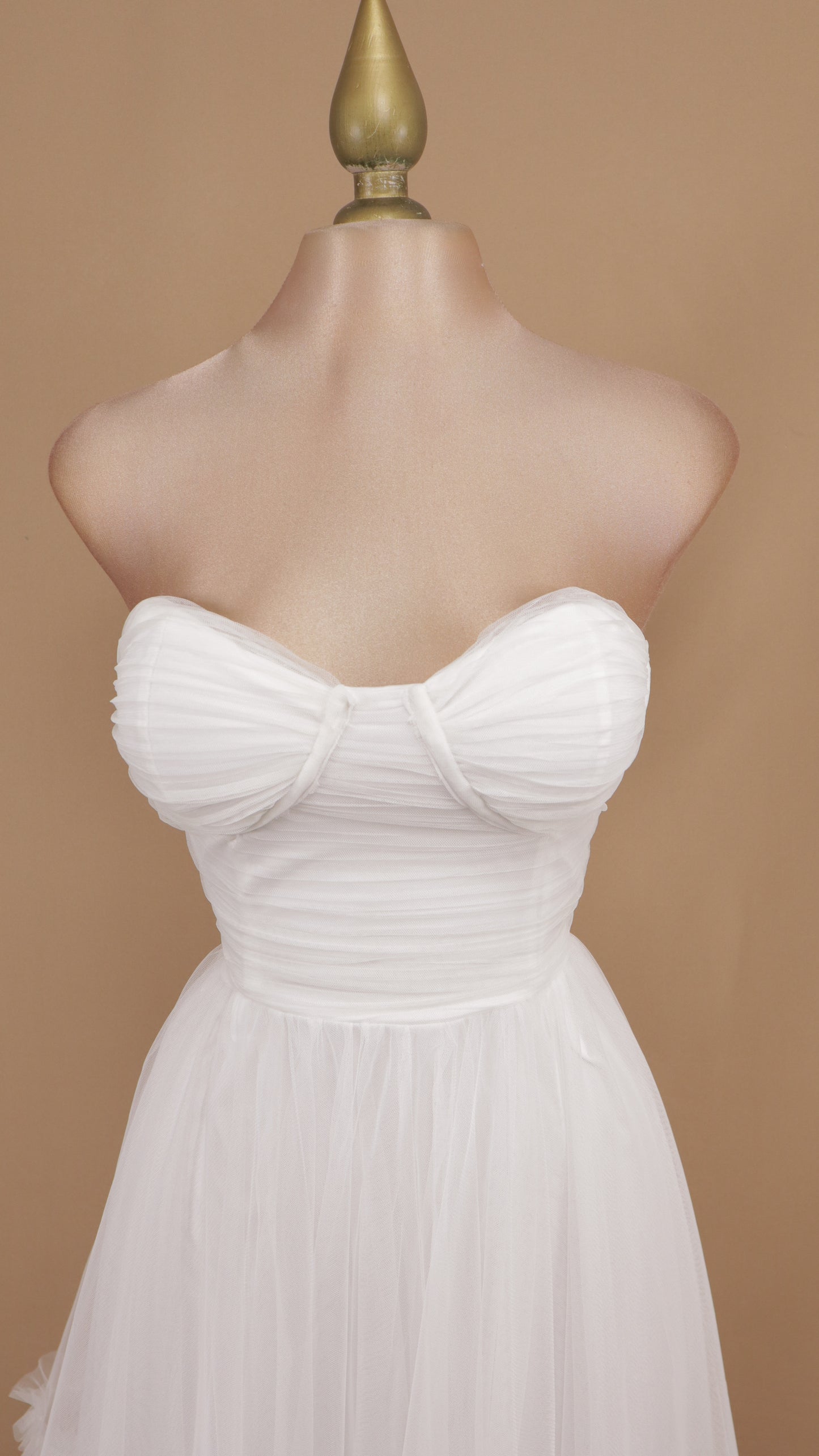 Vestido midi estraple de tul