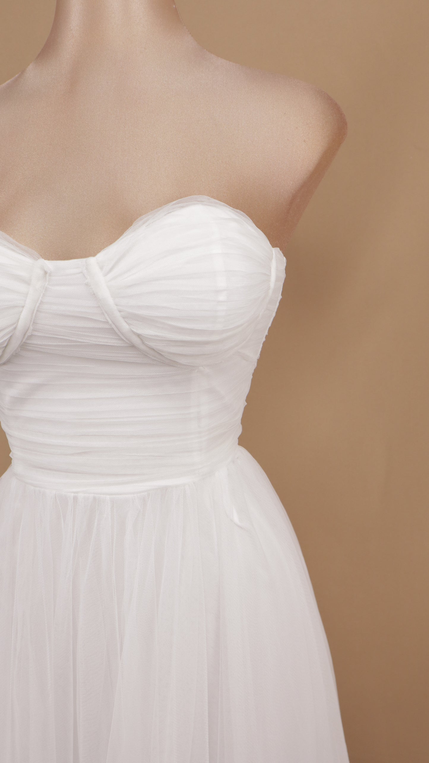 Vestido midi estraple de tul