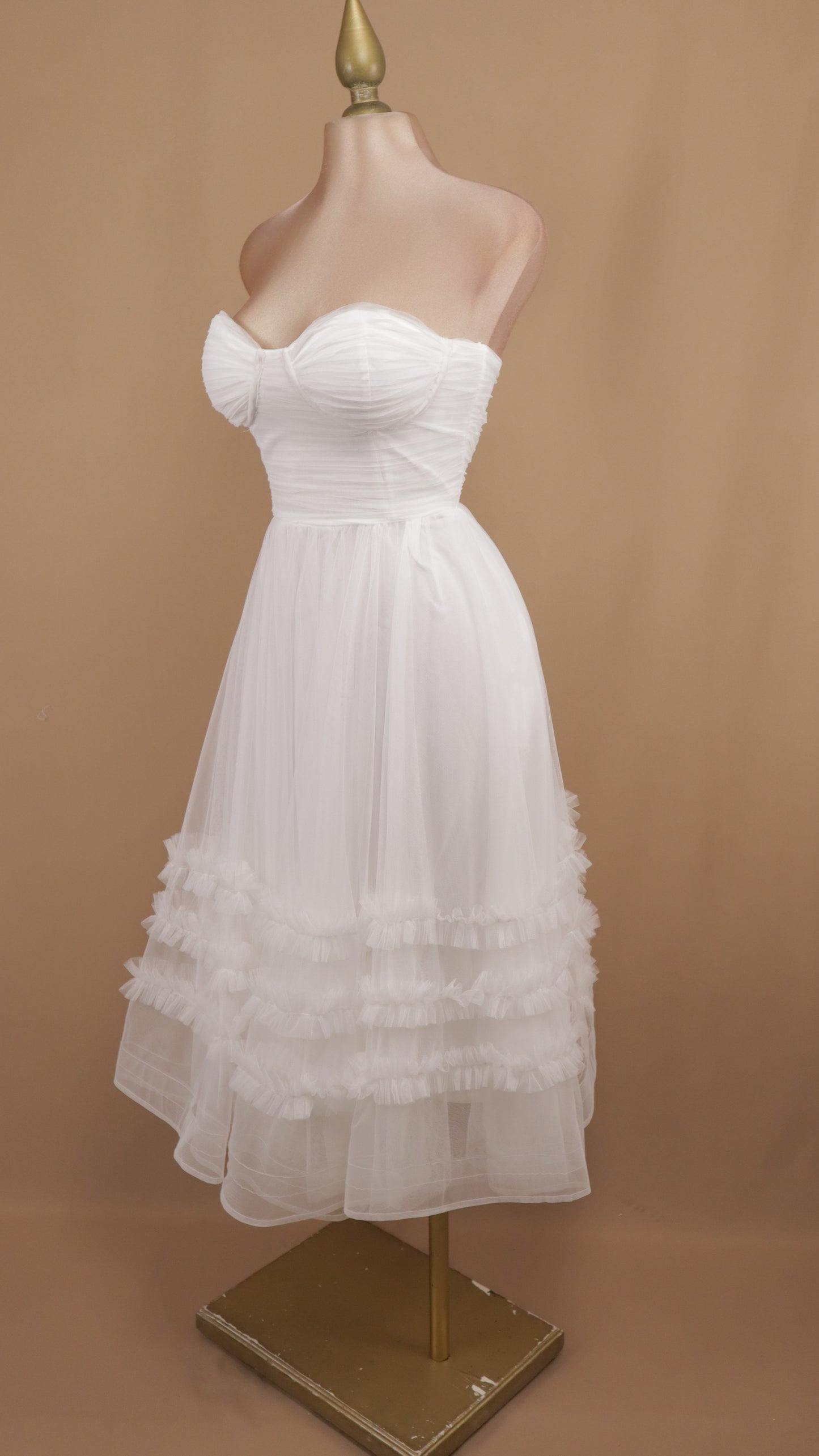 Vestido midi estraple de tul