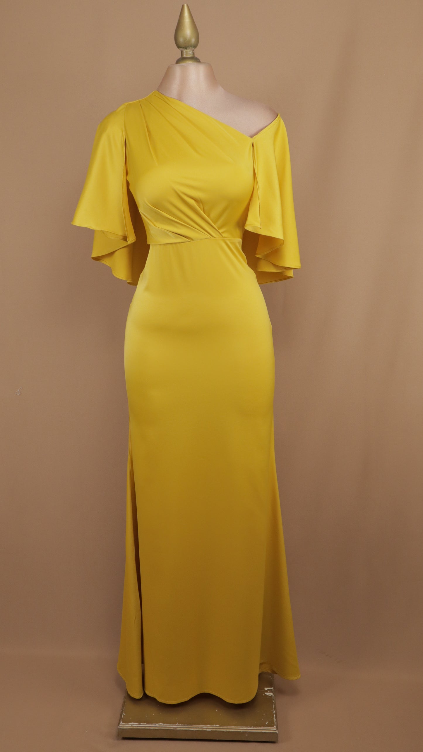 Vestido largo satín con capa