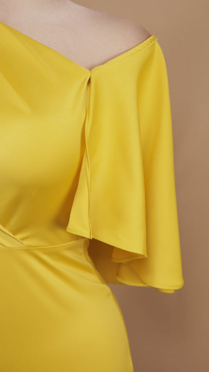 Vestido largo satín con capa