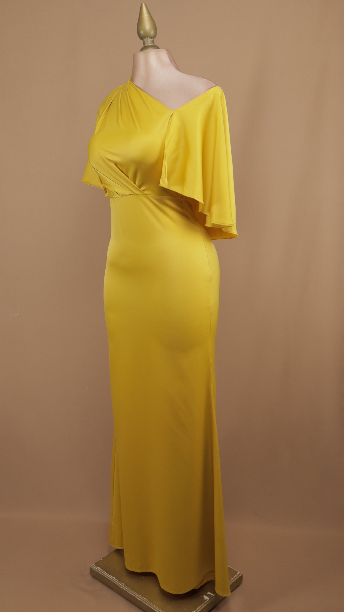 Vestido largo satín con capa