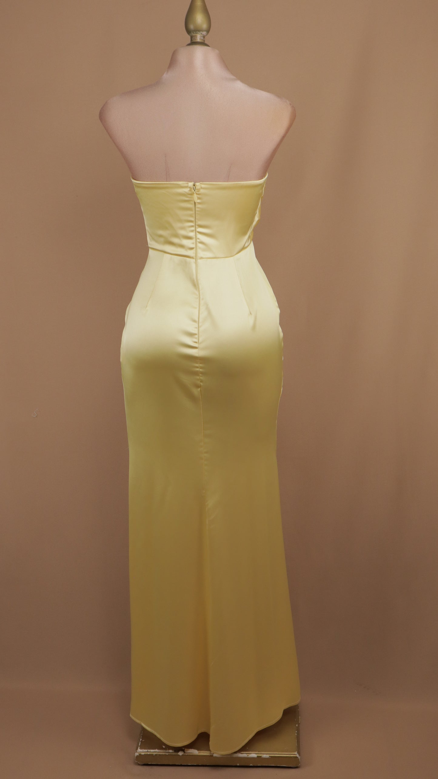 Vestido largo estraple de satín con abertura en pierna