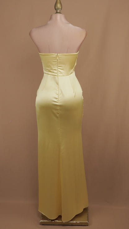 Vestido largo estraple de satín con abertura en pierna