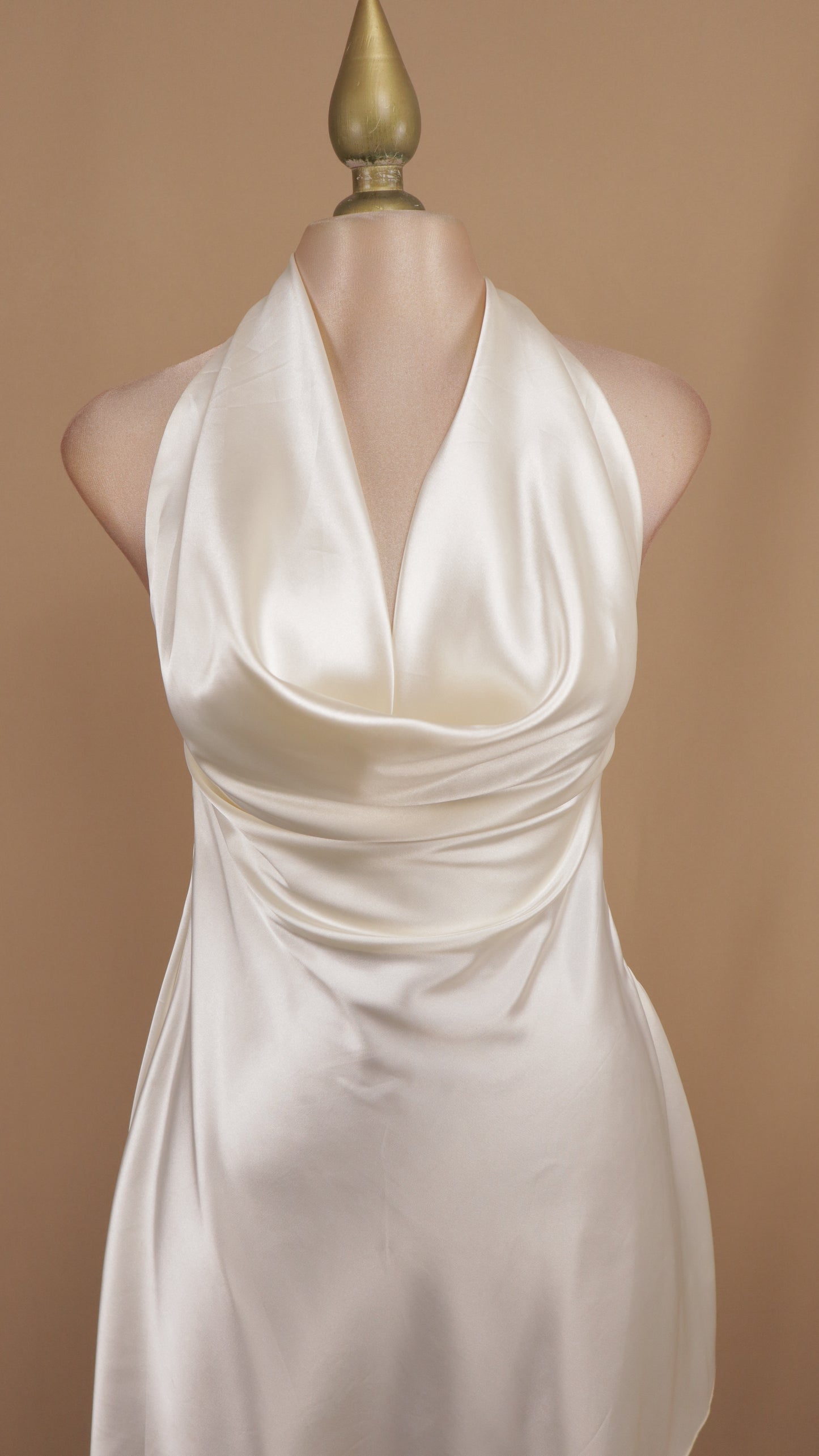 vestido corto halter satinado