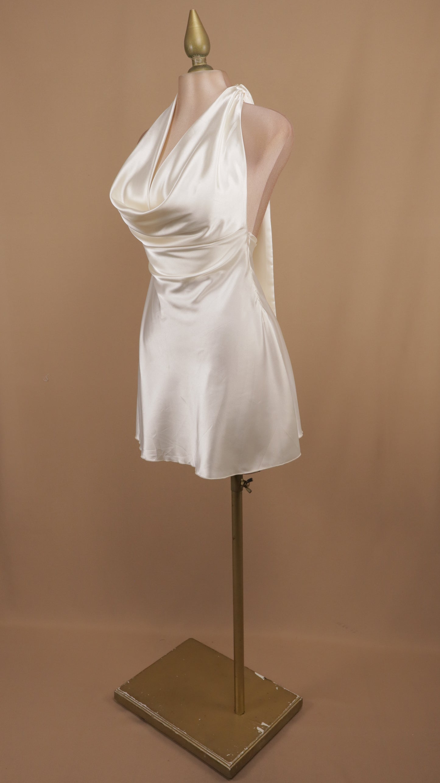 vestido corto halter satinado