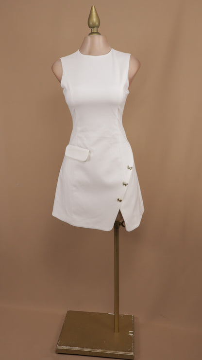 Vestido corto resacado con abertura