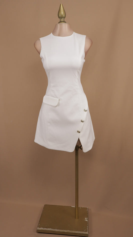 Vestido corto resacado con abertura