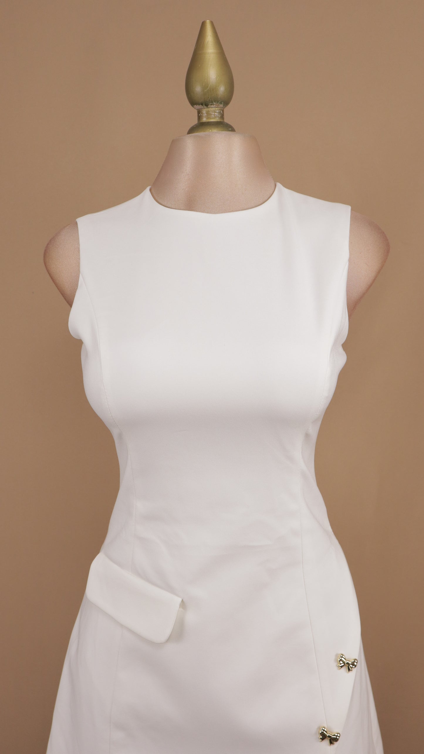 Vestido corto resacado con abertura