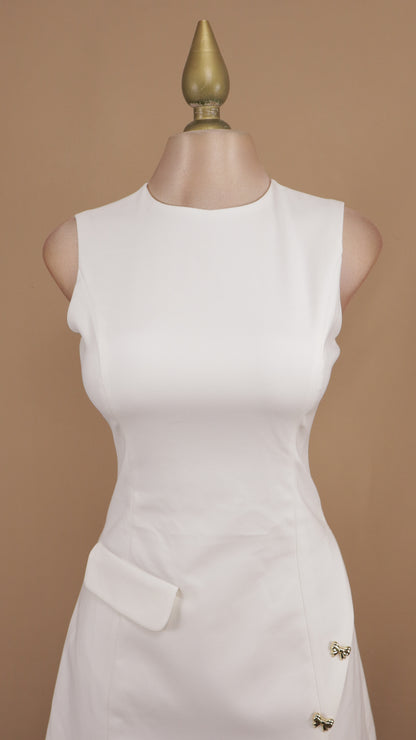 Vestido corto resacado con abertura