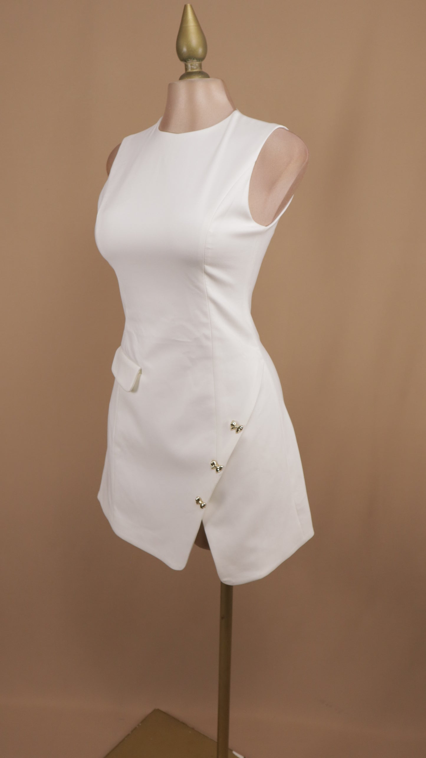 Vestido corto resacado con abertura