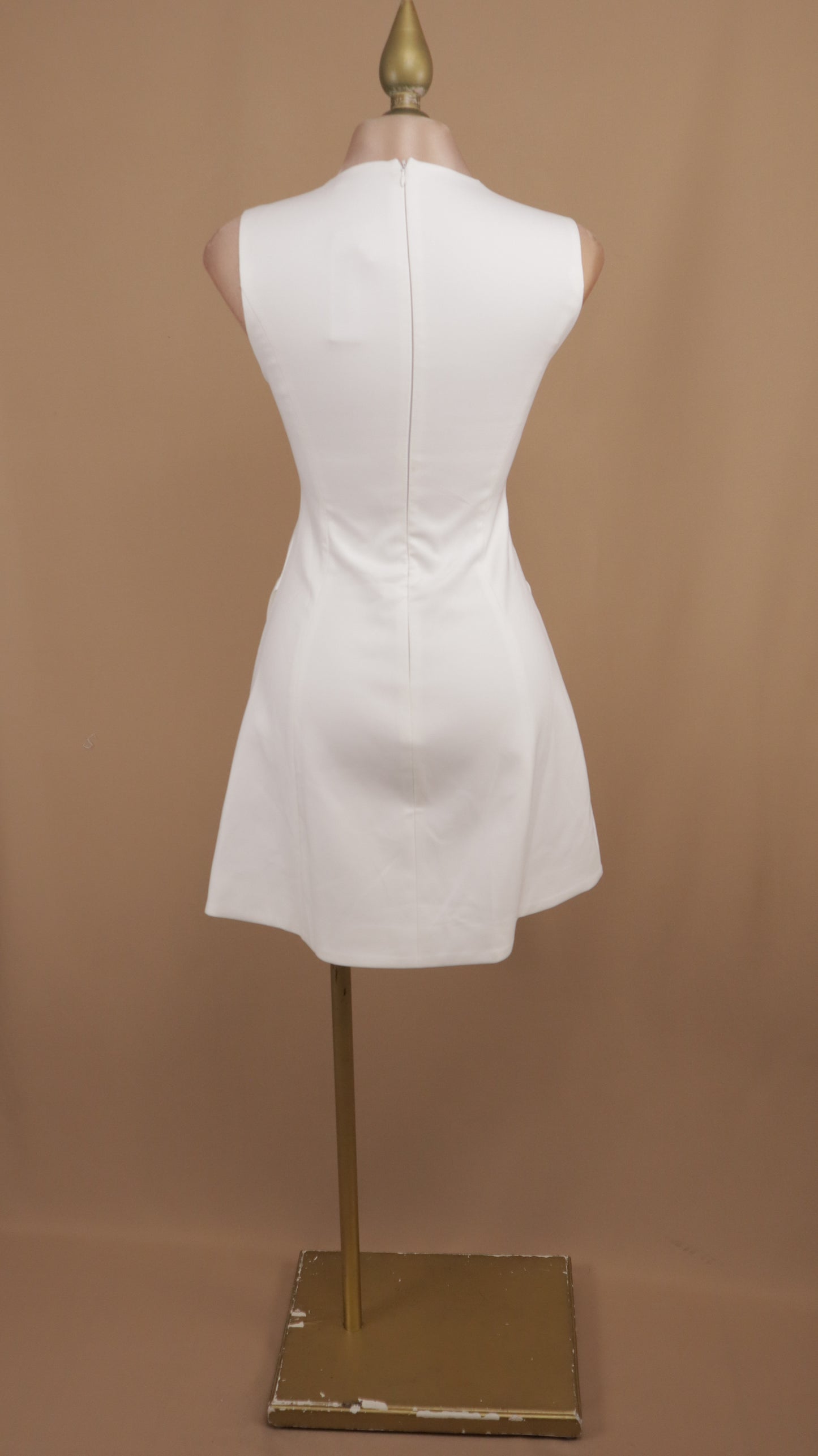 Vestido corto resacado con abertura